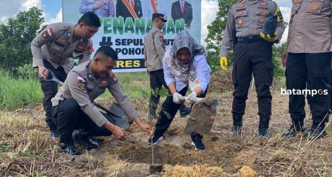 125 Bibit Pohon Buat Ditanam di Halaman Kantor Polisi