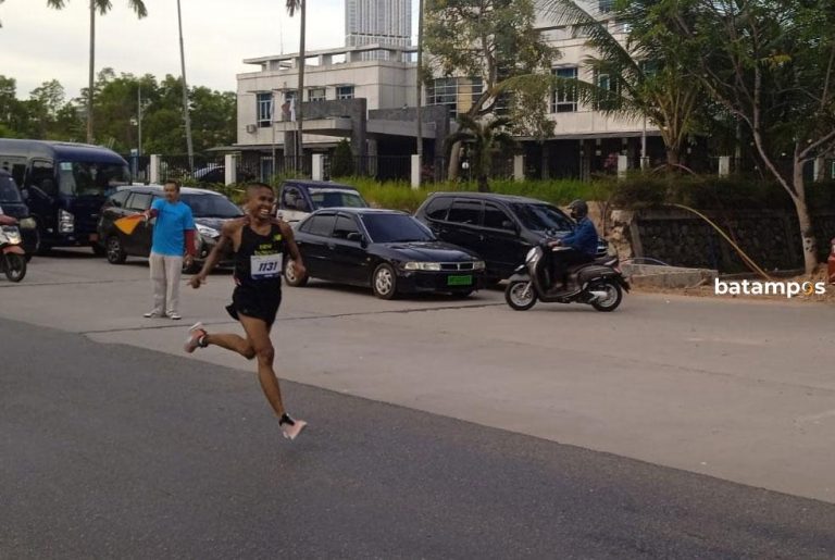 Guntur Pelari Pertama Memasuki Garis Finish Batam Pos 10 K Fun Run