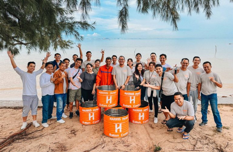 Sempena HUT ke-12, Harris Hotel Batam Center Membersihkan Pantai Nongsa