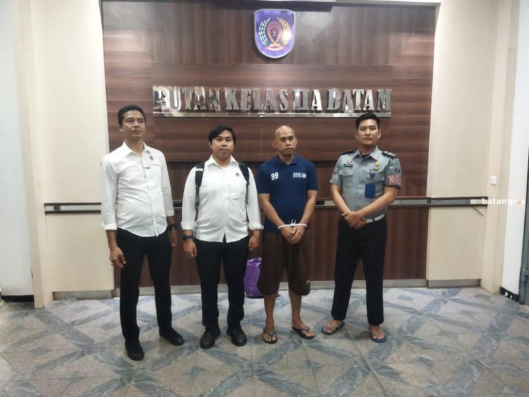 Dua Tersangka Penyebar Hoaks Tentang Ustaz Abdul Somad Diserahkan ke Kejari Batam