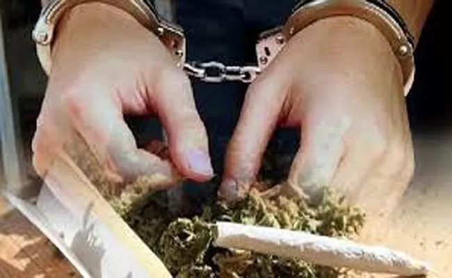 Wanita 59 Tahun Nyimeng Agar Kuat Mulung