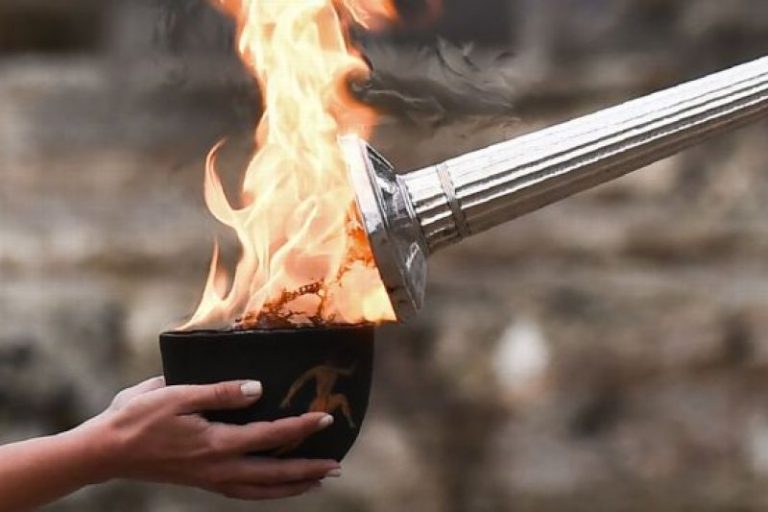 Ntouskos Pembawa Obor Pertama Olimpiade 2024