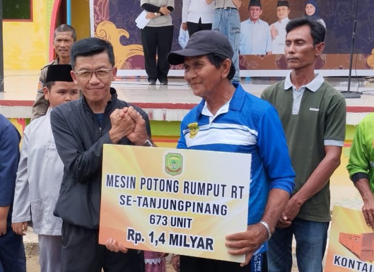 Pemko Tanjungpinang Serahkan Alat Pendukung Kebersihan di Pulau Penyengat