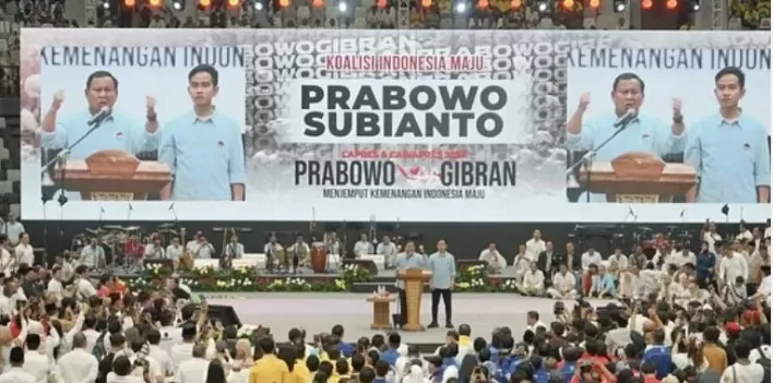 Bawaslu dan Kompolnas Didesak Usut Dugaan Keterlibatan Aparat Pasang Baliho Prabowo-Gibran