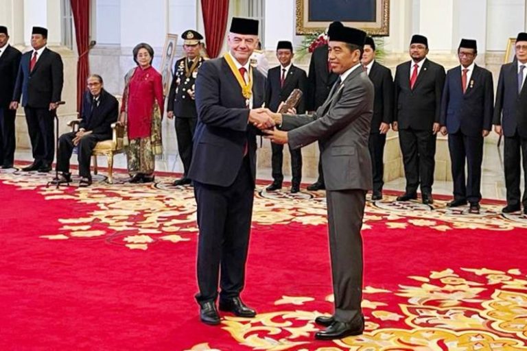 Presiden FIFA Terima Bintang Jasa Pratama