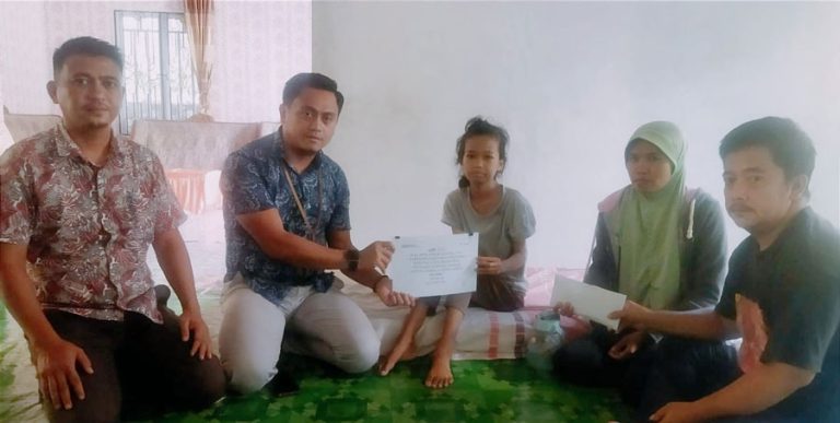PT Timah Tbk Serahkan Bantuan Biaya Pengobatan Zahra