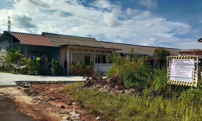 Setelah Dipertanyakan Warga, Kontraktor Pasang Plang Proyek Semenisasi Jalan di Perumahan Losari II, Tanjungpermai