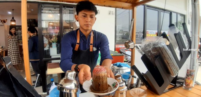 Kopi Kosek, Hadirkan Cara Unik Menikmati Kopi dengan Gelas Terbalik