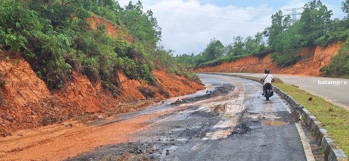 Longsor Kembali Terjadi di Jalan Lintas Timur, Bintan