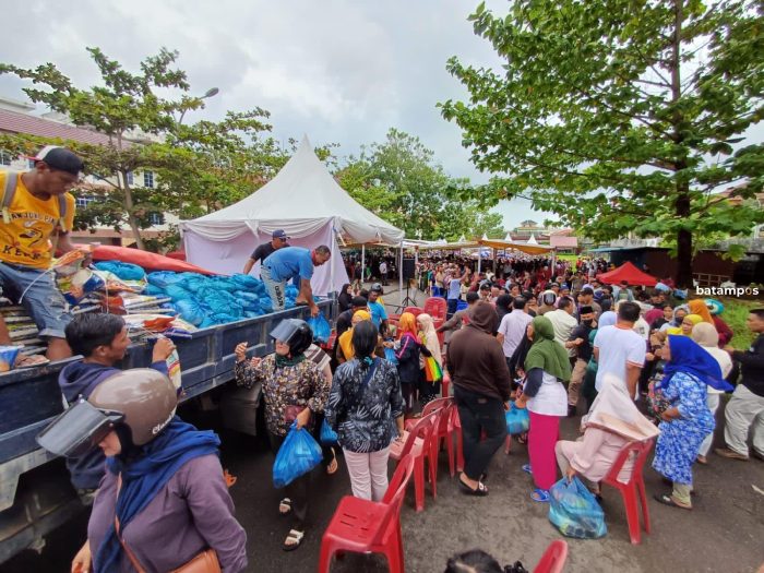 Warga Serbu Sembako Murah di Tanjungpinang