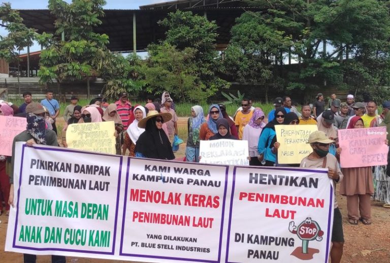 Warga Kampung Panau Tolak Penimbunan Laut, Demo di Depan PT Blue Steel