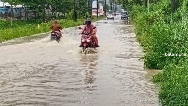 Air Genangi Jalan Raya Meskipun Hujan Sudah Reda