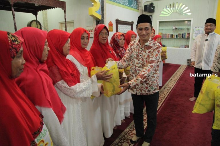 DPD MDI Kota Tanjungpinang Bagikan Ratusan Pakaian untuk Majelis Taklim