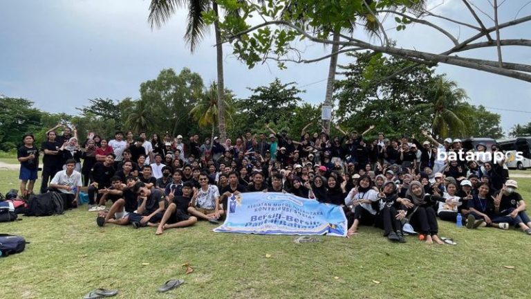 Mahasiswa Polibatam Bersihkan Pantai Bahagia
