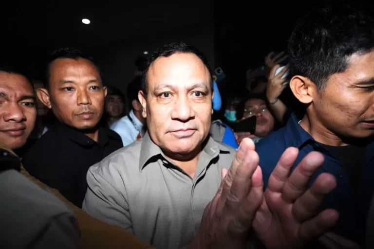 Ini 3 Pertimbangan Jokowi Terbitkan Keppres Pemberhentian Firli Bahuri