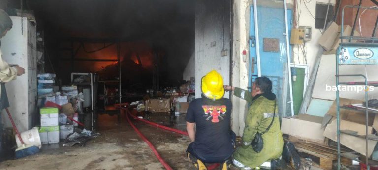 Si Jago Merah Melahap Beberapa Gudang di Kawasan Union Batuampar