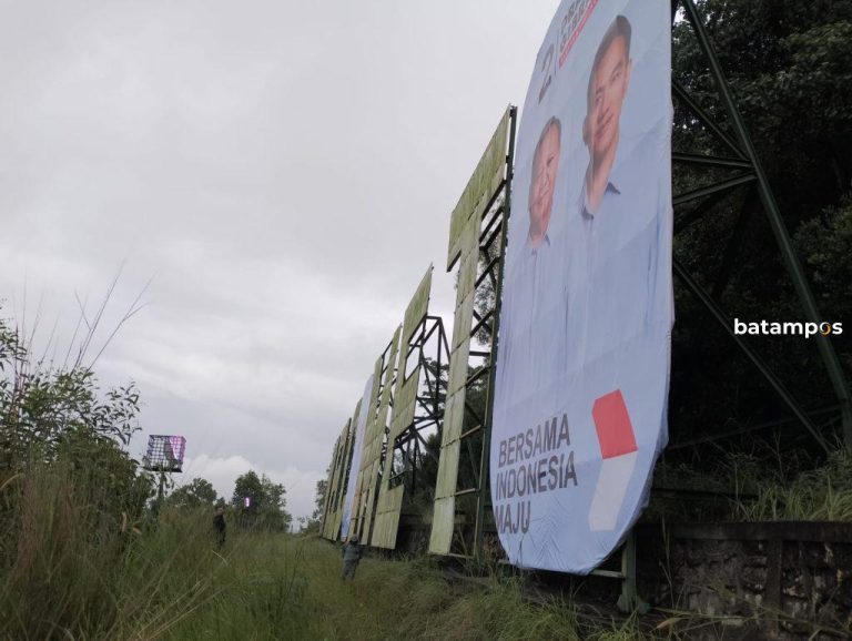 Baliho Capres Terpasang di Ikon Wisata Batam