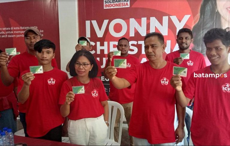 ICH Bagikan Kartu BPJS Kesehatan Kepada Relawan Pekerja Rentan