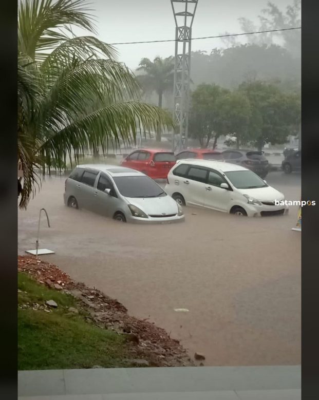 Hujan, Parkiran Pelabuhan Fery Internasional Sekupang Terendam Banjir
