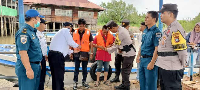 Cuaca Ekstrem, Kapolsek Ingatkan Nahkoda Pentingnya Pengunaan Life Jaket