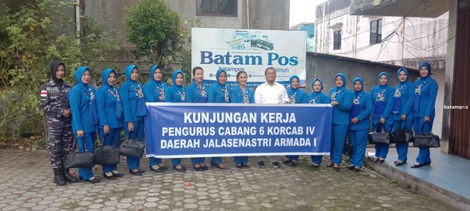 Ny Julie Anro Casanova: Suami Saya Suka Baca Koran, Jalasenastri Lanal TBK Kunker ke Batam Pos