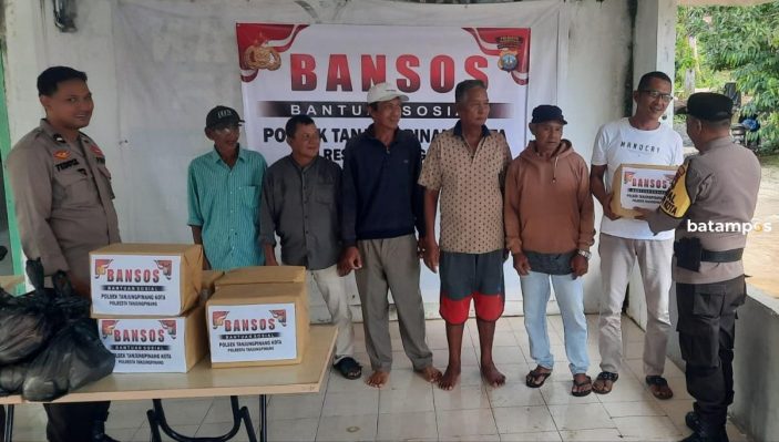 Cooling System, Polisi Bagi-bagi Sembako