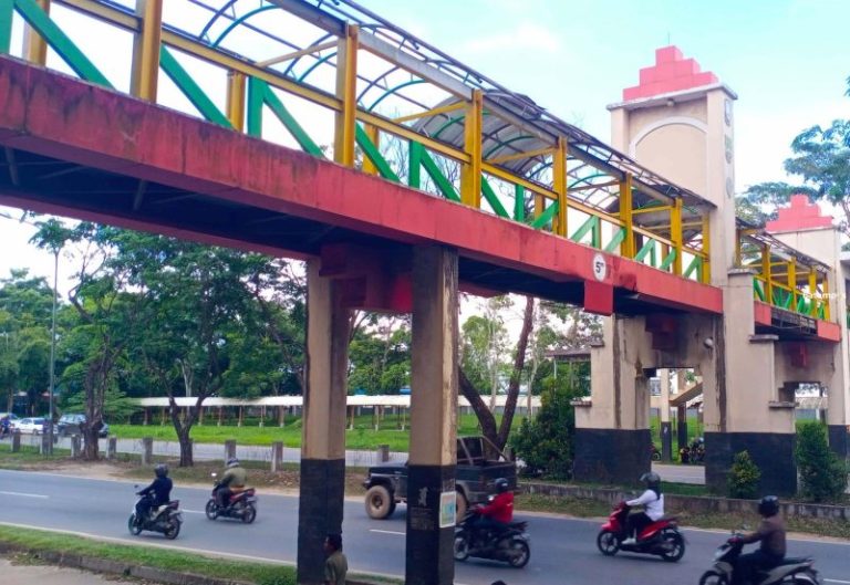 JPO Mukakuning Memprihatinkan: Atap Bolong, Besi Jembatan Bergelantungan
