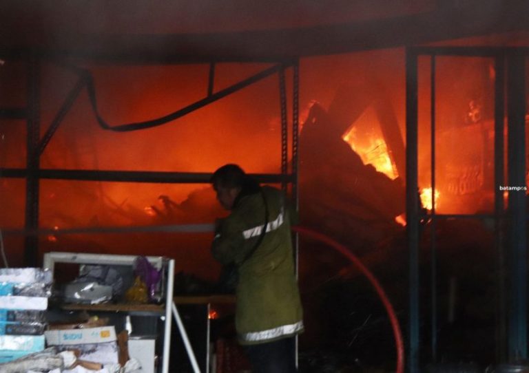 Kebakaran di Komplek Union Industrial Park, 6 Unit Gudang Ludes Terbakar