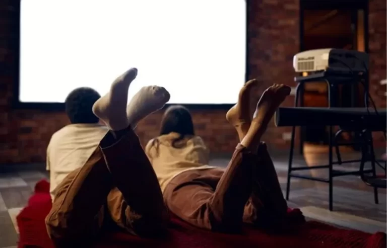 Menikmati Hari Hujan dengan Menonton, Ini 7 Rekomendasi Filmnya