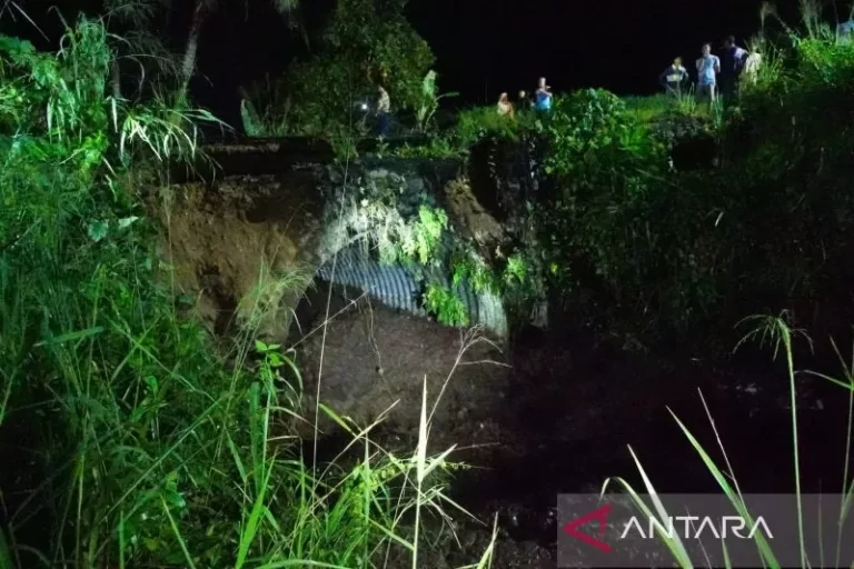 Banjir Lahar Terjang Kabupaten Tanah Datar Pascaerupsi Gunung Marapi