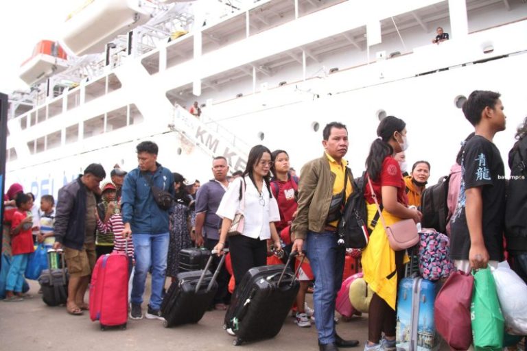 Ribuan Warga Mudik Tinggalkan Batam
