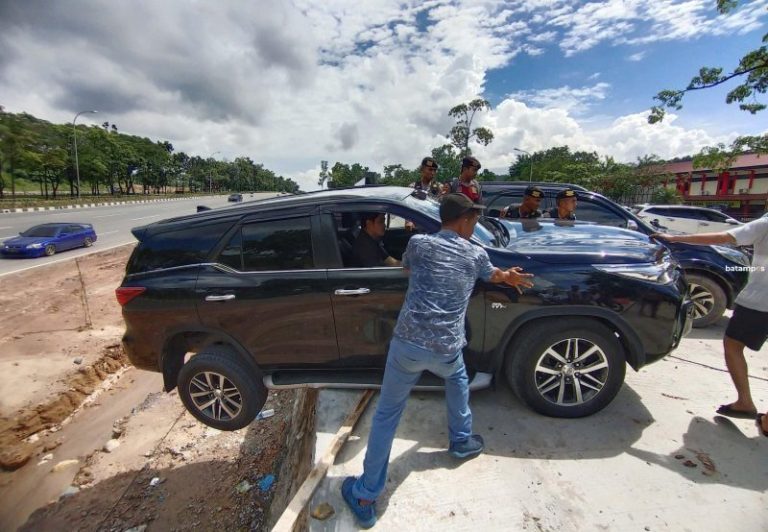 Ada Mobil Nyaris Terperosok, Dishub Pasang Pembatas Parkiran di Depan Polresta Barelang