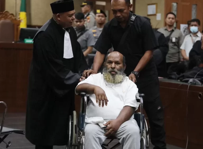 Eks Gubernur Papua Lukas Enembe Meninggal Dunia
