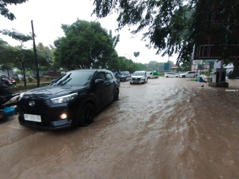 Batuaji Diterjang Banjir, Hindari Lewat Jalan Ini