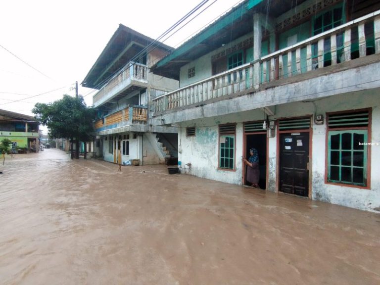 Hujan Deras, Banjir Terjang Pemukiman Warga di Batuaji