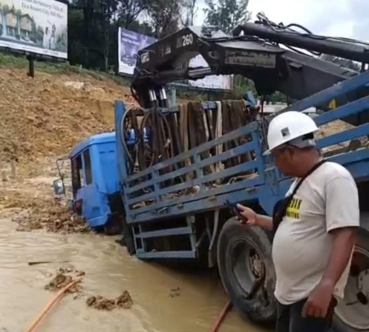 Truk Terperosok di Simpang Baloi, Tabrak Pipa Air