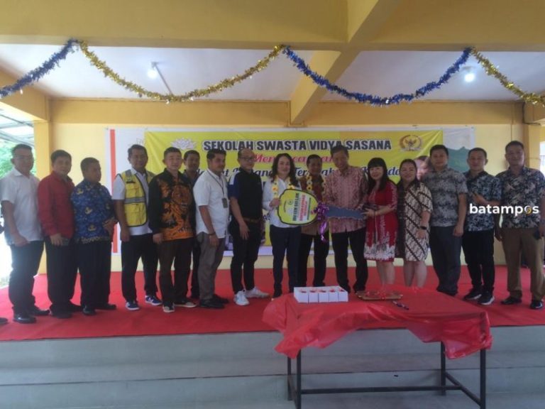 Cen Sui Lan Serahkan Dua Unit Mobil ke Sekolah Swasta di Karimun