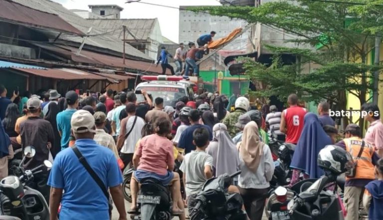 Delapan Unit Ruko Belakang Pasar Mutiara Tanjungbatu Kota Terbakar, Dua Orang Jadi Korban