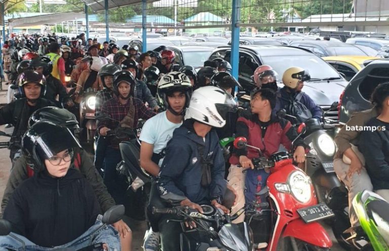 Libur Hari Natal, Penumpang di Pelabuhan ASDP Tanjunguban Ramai