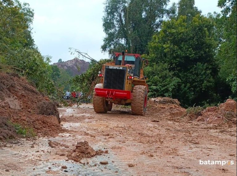 Longsor di Tanjunguncang Tutupi Jalan Depan Batamec
