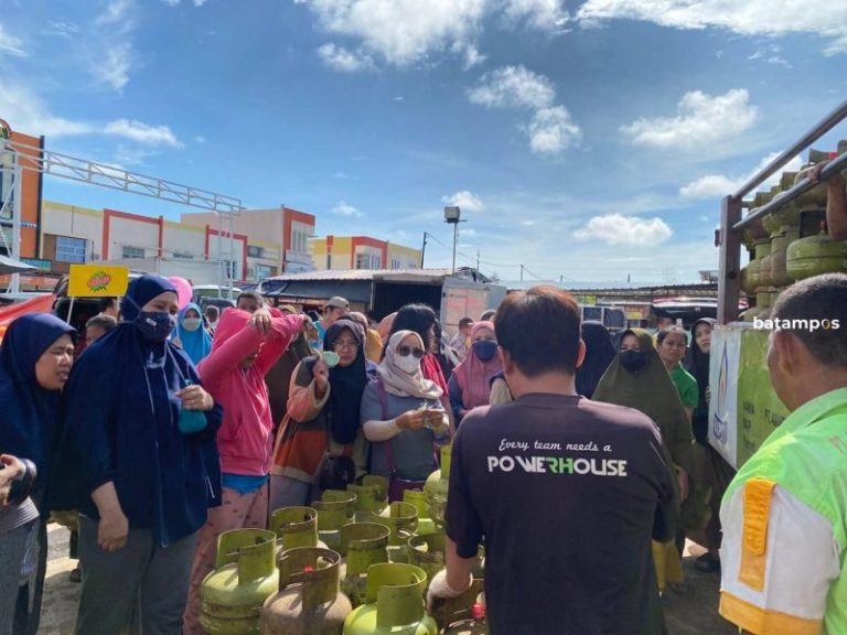 Warga Berebut Gas 3 Kg di Pasar Murah