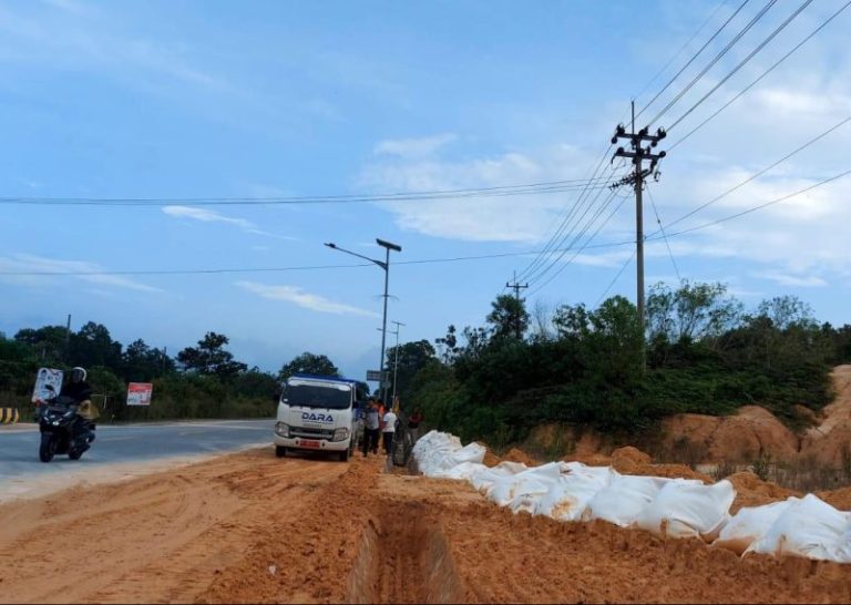 Cegah Pasir ke Jalan, Dinas PUPR Bintan Tumpuk Puluhan Karung Berisi Pasir