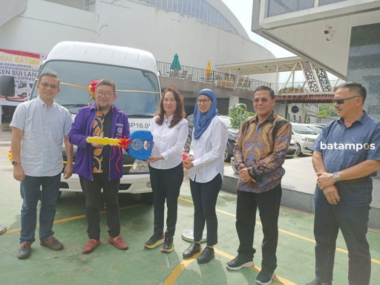 STT Real Batam Terima Bantuan Bus