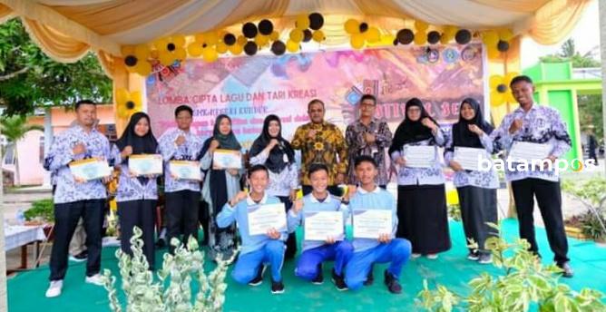 Bupati Tanggung SPP 3 Siswa Berprestasi SMKN Kundur Selama Satu Tahun