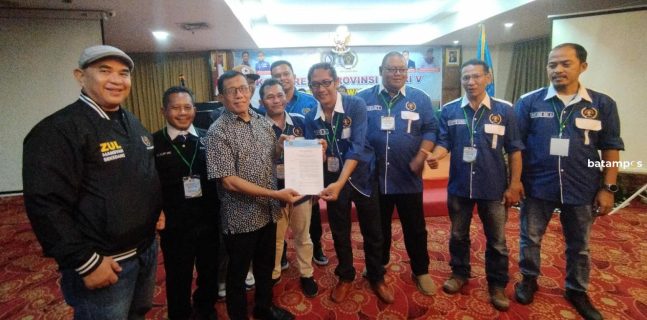 Ketum PWI Pusat Serahkan SK Kepengurusan PWI Bintan