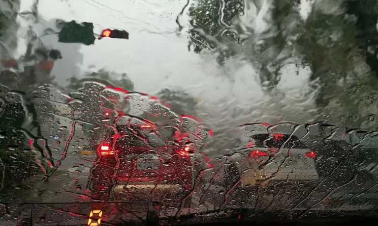 Berkendara Jarak Jauh di Musim Hujan, Simak Enam Hal Penting Ini