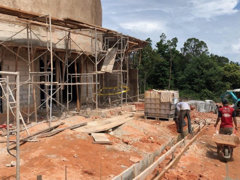 Atap Kanopi Rumah Imam Masjid Runtuh saat Pembangunan