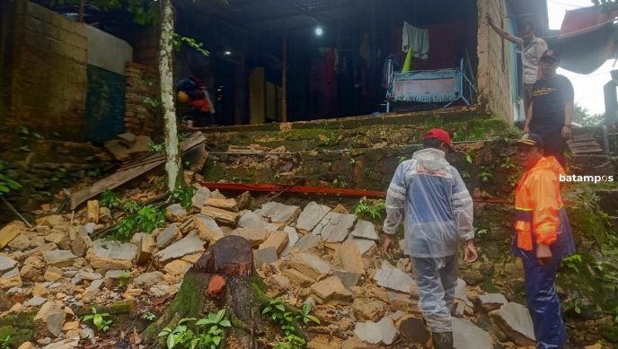 Dua Rumah di Bintan Timur Ambruk Akibat Tanah Longsor