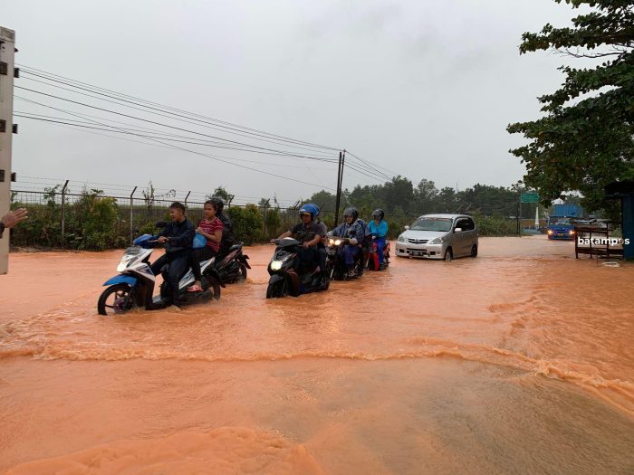 Jalan Nusantara Km 12 Tanjungpinang Digenangi Banjir, Akses Lalu Lintas Terganggu