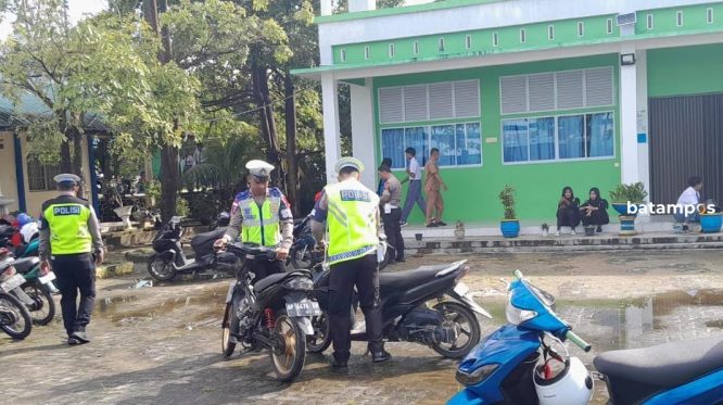 Terjaring Pemeriksaan, Pelajar Copot Sendiri Knalpot Brong di Motornya